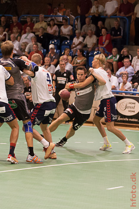 GOGs Thomas Mogensen overfor Rene Madsen.