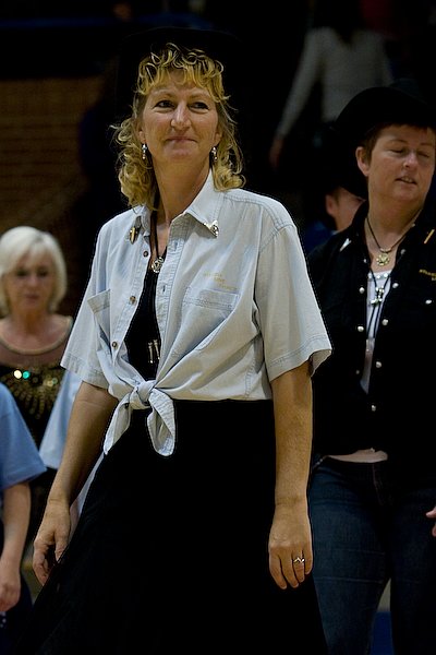 I halvlegen dansere fra Struer Square Dance.