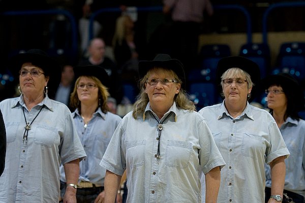 I halvlegen dansere fra Struer Square Dance.