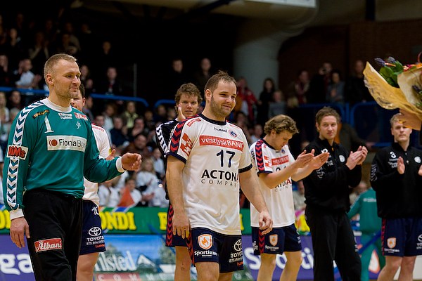 Blomster til de to europamestre, Peter Henriksen og Lars Rasmussen.