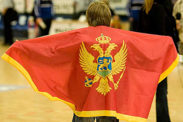 Buducnost fan med Montenegro's flag.