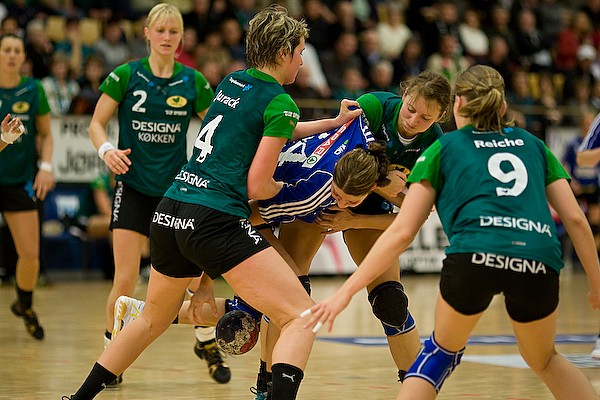 Marianne Bonde p stregen omgivet af Viborg spillere.