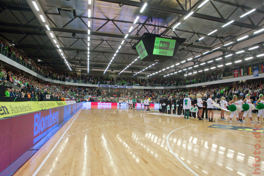 5.564 tilskuere p plads i Gigantium Isarena,  Aalborg.